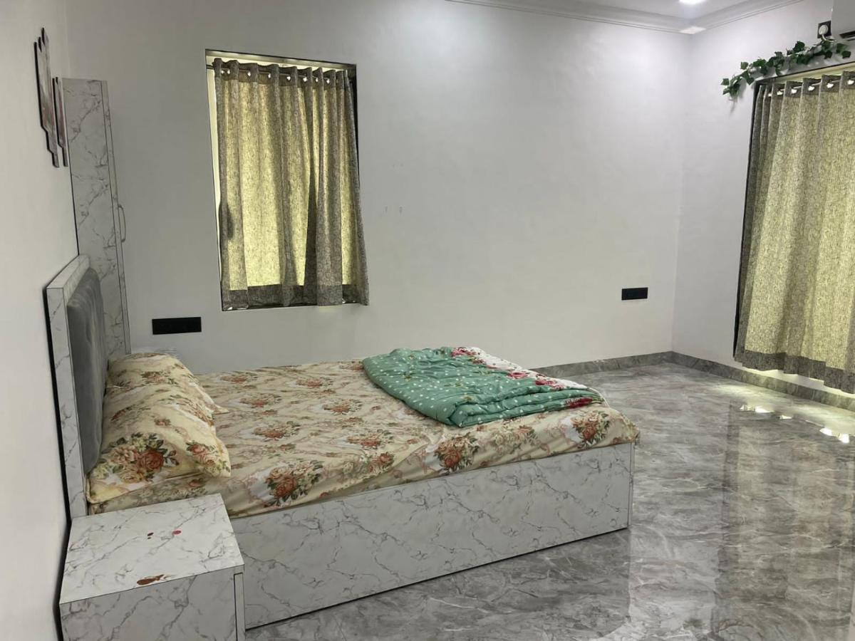 Classic Villa Pālghar Екстериор снимка