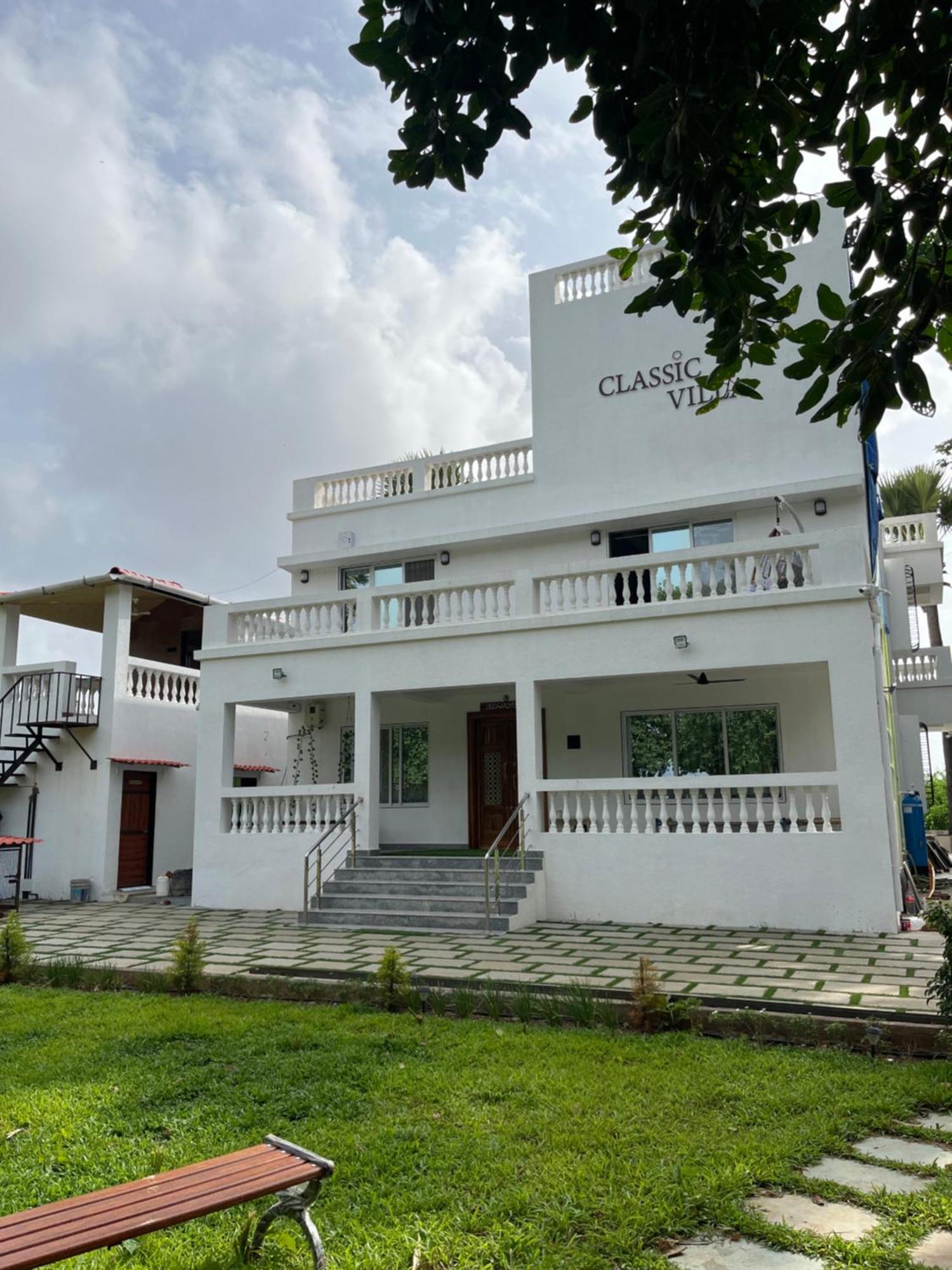 Classic Villa Pālghar Екстериор снимка